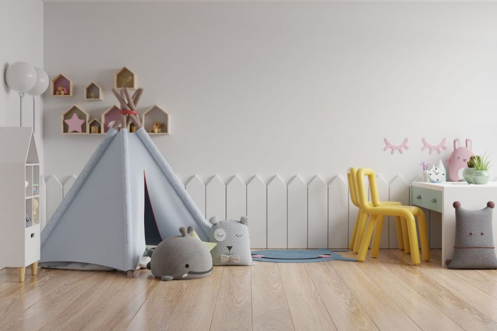 Habitación infantil con tippi y mesa de dibujo 