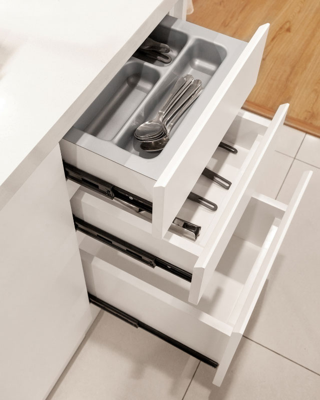 Imagen de un armario de cocina con estantes deslizables y ordenados en perfecta armonía.